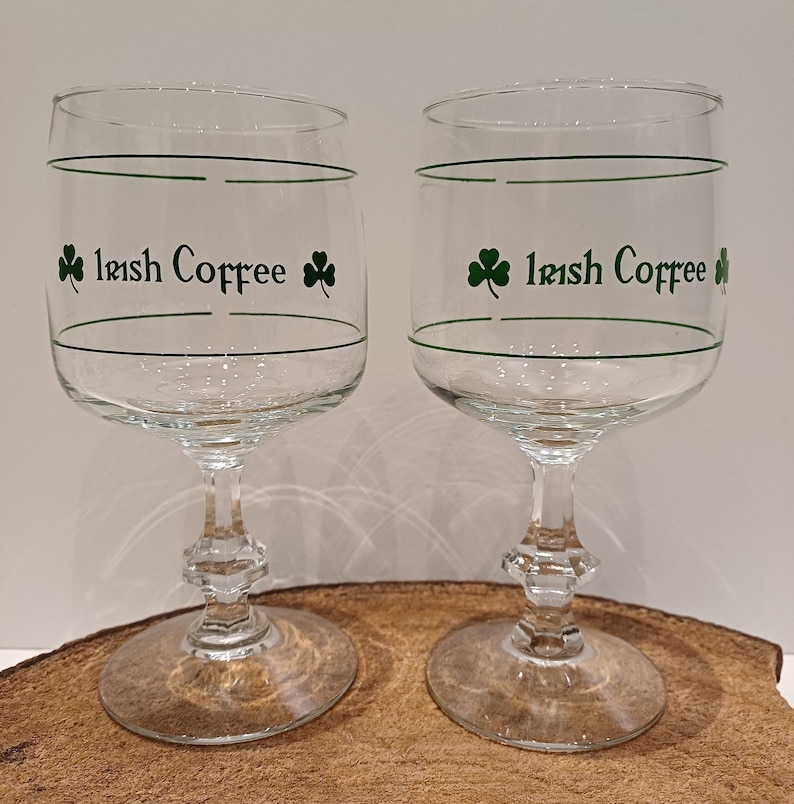 Durabor Belgium, set van twee of vier Irish Coffee glazen, diamantvoet, groene opdruk met shamrock's en maatverdeling, 70's afbeelding 2