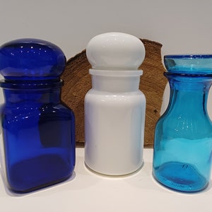 Belgiska apoteksburkar i glas; koboltblå fyrkantig burk, mattvit rund burk, enkel burk eller set med två aquablå runda burkar, 70-tal bild 2