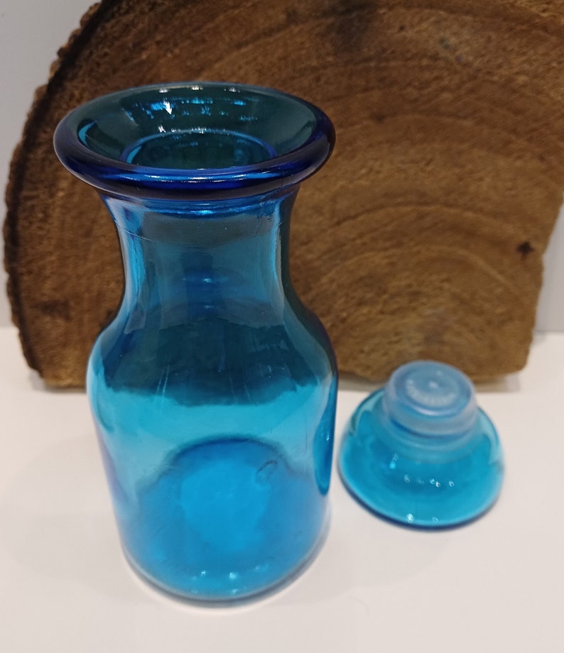 Belgiska apoteksburkar i glas; koboltblå fyrkantig burk, mattvit rund burk, enkel burk eller set med två aquablå runda burkar, 70-tal bild 9