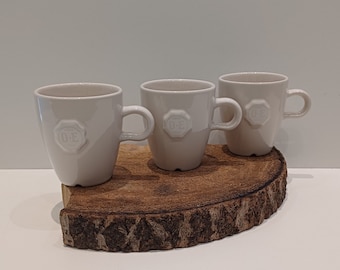 Douwe Egberts - Mosa - Holland, set van twee, drie of vier gebroken wit gekleurde koffiemokjes, met zegel van Douwe Egberts