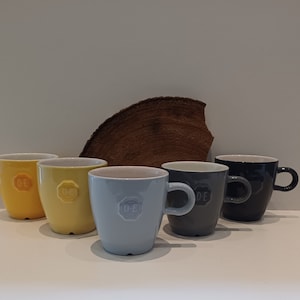 Douwe Egberts - Holland, a beautiful large glossy coffee and cappuccino mug, in different colors, with the (brand) seal of Douwe Egberts