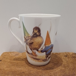 David de Kabouter, a beautiful, tapered porcelain cup, with images of a singing David and friends, Rien Poortvliet