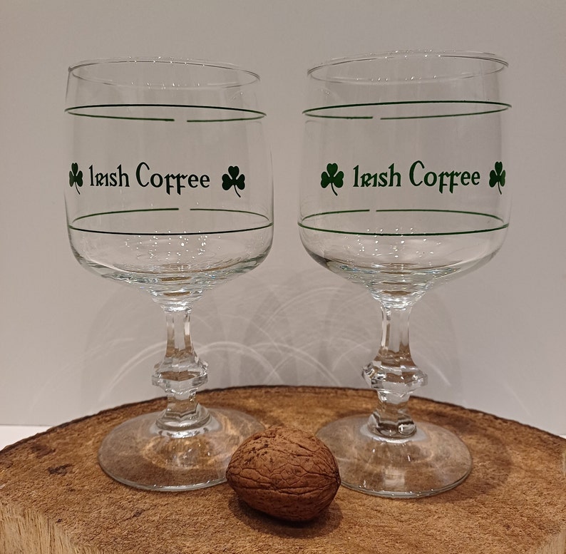 Durabor Belgium, set van twee of vier Irish Coffee glazen, diamantvoet, groene opdruk met shamrock's en maatverdeling, 70's afbeelding 6
