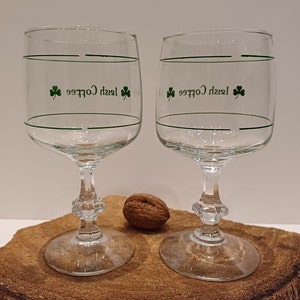 Durabor Belgium, set van twee of vier Irish Coffee glazen, diamantvoet, groene opdruk met shamrock's en maatverdeling, 70's afbeelding 7