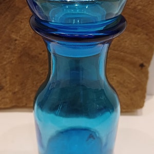 Belgiska apoteksburkar i glas; koboltblå fyrkantig burk, mattvit rund burk, enkel burk eller set med två aquablå runda burkar, 70-tal bild 8