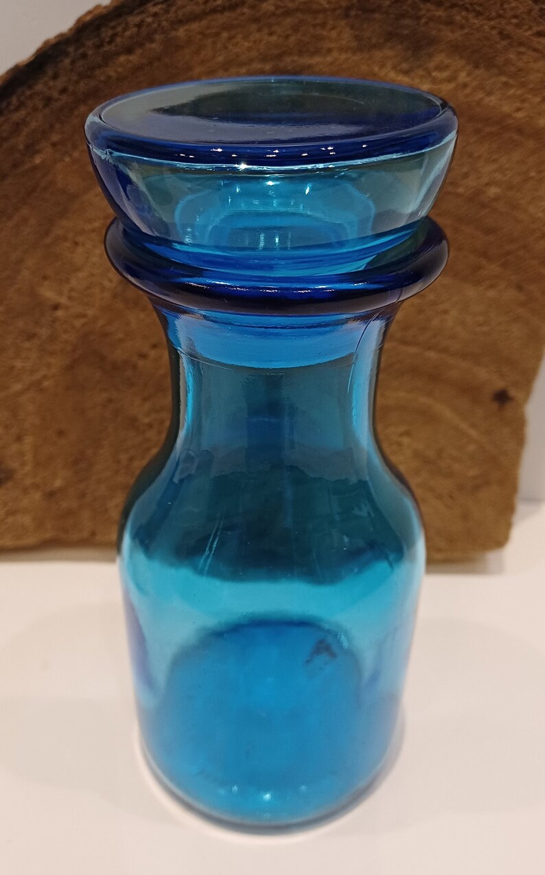 Belgiska apoteksburkar i glas; koboltblå fyrkantig burk, mattvit rund burk, enkel burk eller set med två aquablå runda burkar, 70-tal bild 8