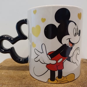 Musse Pigg, vackra stora muggar; mugg A - mugg med unikt handtag, mugg B - Musse Pigg med bokstaven H - Disneyland Paris, priset är per mugg bild 3