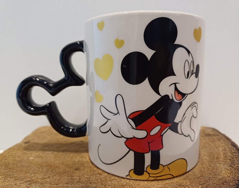 Musse Pigg, vackra stora muggar; mugg A - mugg med unikt handtag, mugg B - Musse Pigg med bokstaven H - Disneyland Paris, priset är per mugg bild 3