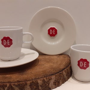 Douwe Egberts, lot de deux tasses, ou lot de deux tasses blanches avec soucoupe, avec la marque rouge sceau de Douwe Egberts image 2