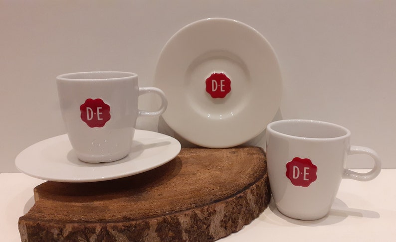 Douwe Egberts, lot de deux tasses, ou lot de deux tasses blanches avec soucoupe, avec la marque rouge sceau de Douwe Egberts image 2