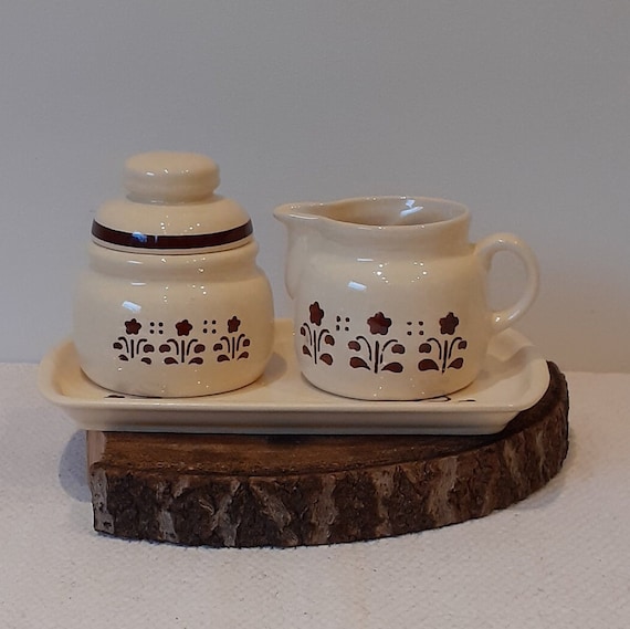 Oost-Duitsland, GDR, DDR, Elsterwerda steingut, retro melkkannetje  en suikerpotje op een dienblaadje, spuitdecor van floraal motief, 70s