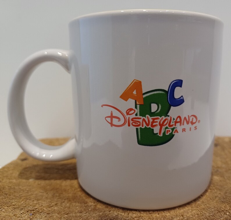 Musse Pigg, vackra stora muggar; mugg A - mugg med unikt handtag, mugg B - Musse Pigg med bokstaven H - Disneyland Paris, priset är per mugg bild 7