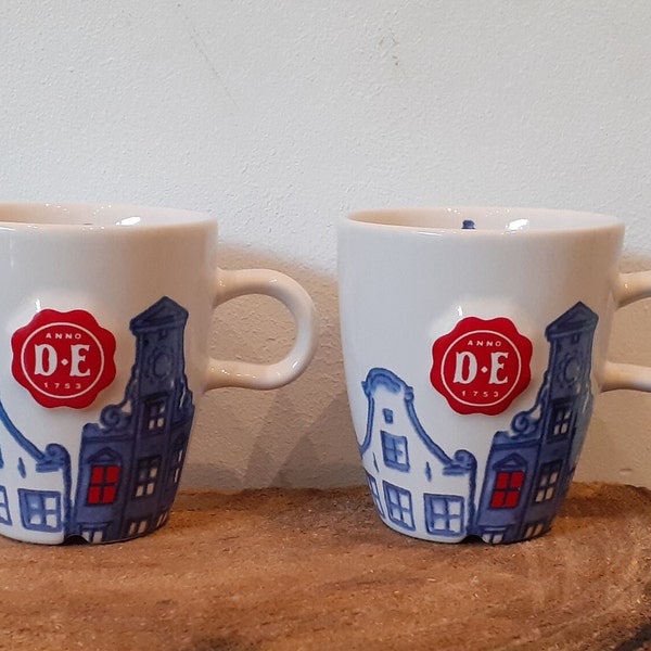 Douwe Egberts, enkel mokje of set van twee of vier mokjes, afbeeldingen van grachtenhuizen, reliëf het merk(zegel) van Douwe Egberts