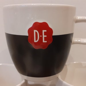Douwe Egberts Holland, losse mok of set van twee of drie cappuccinomokken, zwart gedeelte geschikt voor krijtschrift, rood zegel DE afbeelding 2