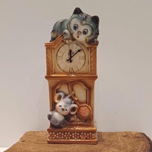 Money box, earthenware Hickory Dickory Dock money box, clock with a scaredy cat and a cheeky mouse, pastel colors, airbrush technique, 1950s