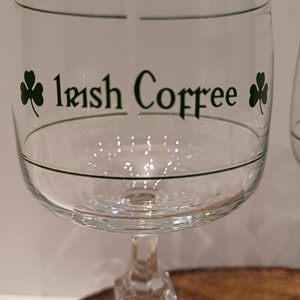 Durabor Belgium, set van twee of vier Irish Coffee glazen, diamantvoet, groene opdruk met shamrock's en maatverdeling, 70's afbeelding 4