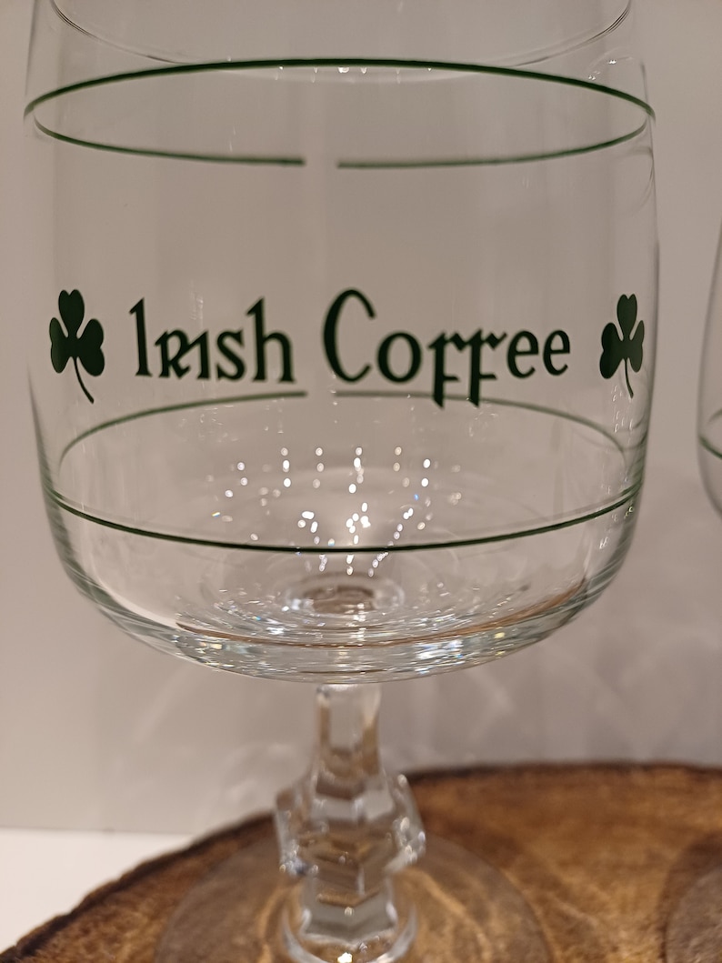 Durabor Belgium, set van twee of vier Irish Coffee glazen, diamantvoet, groene opdruk met shamrock's en maatverdeling, 70's afbeelding 4