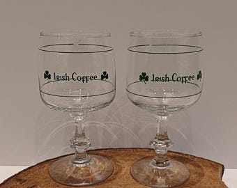 Durabor - Belgique, ensemble de deux ou quatre verres à Irish Coffee, base diamant, imprimé vert avec trèfles et mesures, années 70