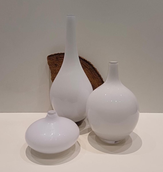 Ikea, Salong, Set aus drei verschiedenen weißen handgefertigten Glasvasen, Design Johanna Jelinek, original Ikea-Aufkleber auf der Unterseite