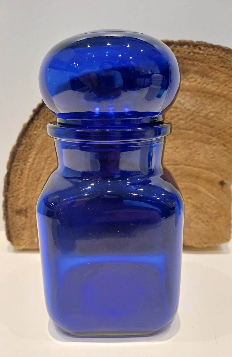 Belgiska apoteksburkar i glas; koboltblå fyrkantig burk, mattvit rund burk, enkel burk eller set med två aquablå runda burkar, 70-tal bild 3