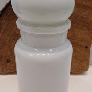 Belgiska apoteksburkar i glas; koboltblå fyrkantig burk, mattvit rund burk, enkel burk eller set med två aquablå runda burkar, 70-tal bild 6