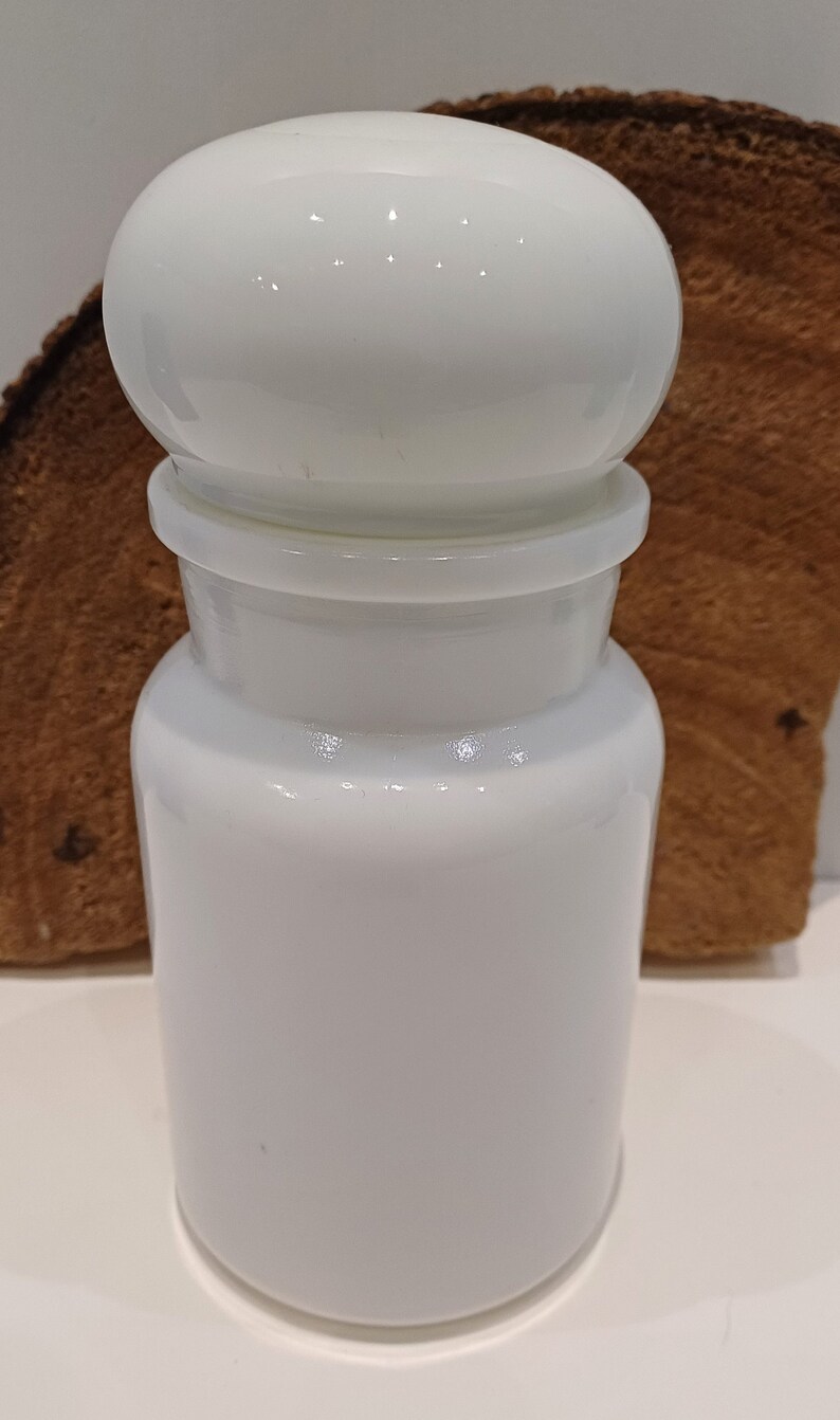Belgiska apoteksburkar i glas; koboltblå fyrkantig burk, mattvit rund burk, enkel burk eller set med två aquablå runda burkar, 70-tal bild 6