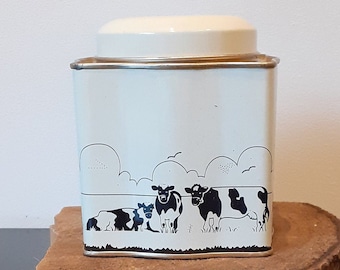 Blikje voor het bewaren van thee met een oer-Hollandse afbeelding van zwartbonte koeien, jaren 80