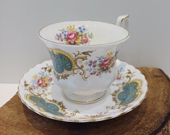 Royal Albert, decor Berkeley, afbeelding van onder meer romantische rozen, herenkopje met schotel, geproduceerd tussen 1969 en 1983