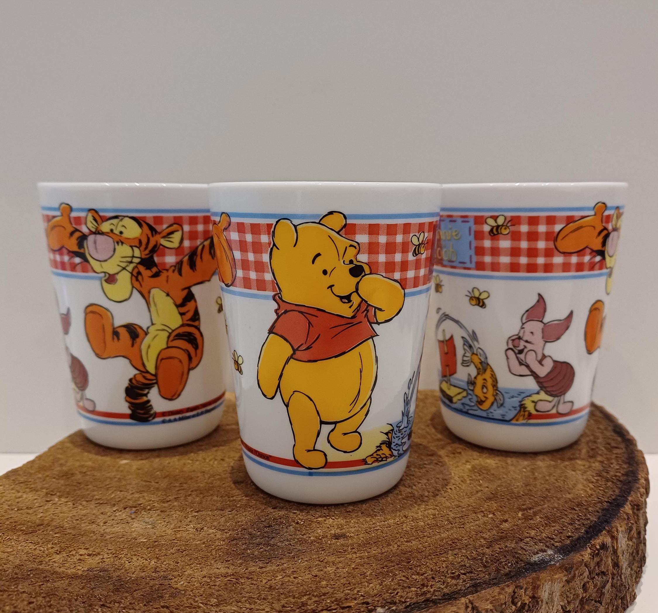 Lot D’objets Winnie L’Ourson – Tasse, Tirelire, Autocollants – Occasion