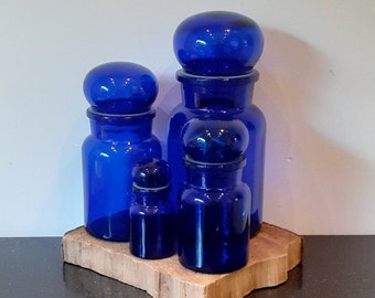 Pots d'apothicaire belge en verre rond bleu cobalt, avec une cloche bleue avec un joint en plastique, différentes tailles, années 70