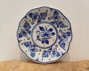 Porceleyne Fles - 1976, hand-painted Delft Blue mini plate, scalloped edge, floral decoration, year code CV, 1976