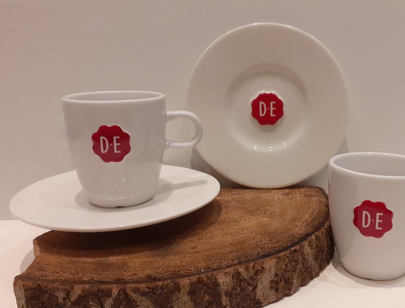 Douwe Egberts, lot de deux tasses, ou lot de deux tasses blanches avec soucoupe, avec la marque rouge sceau de Douwe Egberts image 1