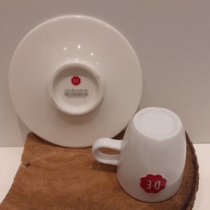 Douwe Egberts, lot de deux tasses, ou lot de deux tasses blanches avec soucoupe, avec la marque rouge sceau de Douwe Egberts image 4