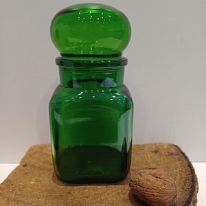 Vacker grön fyrkantig apoteksburk i glas, förvaringsburk, klocklock och plastförsegling, höjd 22 cm och 16,5 cm, pris per burk, 70-tal
