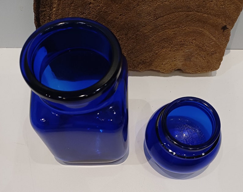 Belgiska apoteksburkar i glas; koboltblå fyrkantig burk, mattvit rund burk, enkel burk eller set med två aquablå runda burkar, 70-tal bild 5