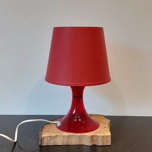 Ikea, Lampan, lampe de table, lampe de chambre, lampe de chevet, rouge  cerise, plastique, design Magnus Elebäck et Cärl Öjerstam, années 1990 -   France