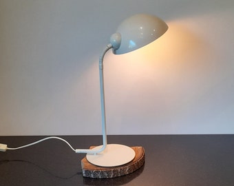 Vrieland design - Holland, witte metalen tafellamp, bureaulamp met buigzame zwanenhals, grote kap, wit snoer en knipschakelaar, jaren 70
