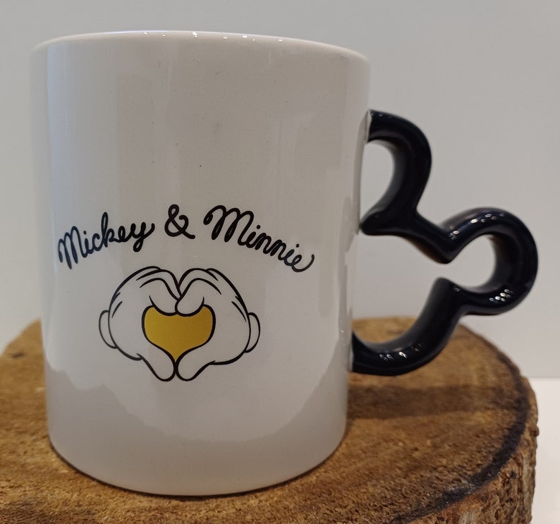 Musse Pigg, vackra stora muggar; mugg A - mugg med unikt handtag, mugg B - Musse Pigg med bokstaven H - Disneyland Paris, priset är per mugg bild 4