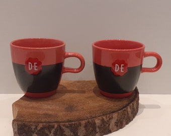 Douwe Egberts - Holland, losse mok of set van twee rozerode koffie-, cappuccinomokken, zwart gedeelte voor krijtschrift, rood zegel DE