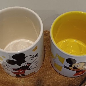 Musse Pigg, vackra stora muggar; mugg A - mugg med unikt handtag, mugg B - Musse Pigg med bokstaven H - Disneyland Paris, priset är per mugg bild 8