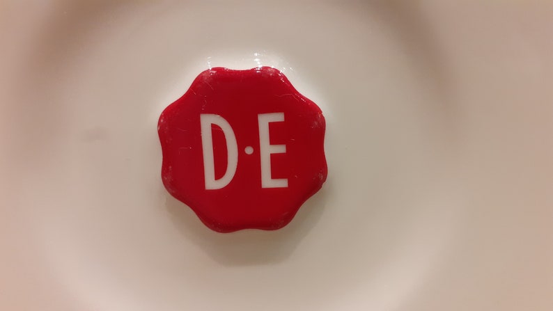 Douwe Egberts, lot de deux tasses, ou lot de deux tasses blanches avec soucoupe, avec la marque rouge sceau de Douwe Egberts image 6