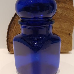 Belgiska apoteksburkar i glas; koboltblå fyrkantig burk, mattvit rund burk, enkel burk eller set med två aquablå runda burkar, 70-tal bild 4