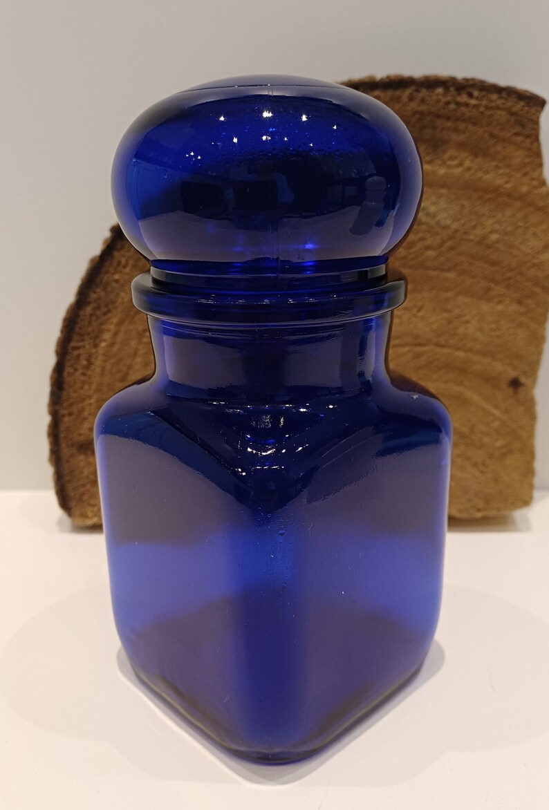 Belgiska apoteksburkar i glas; koboltblå fyrkantig burk, mattvit rund burk, enkel burk eller set med två aquablå runda burkar, 70-tal bild 4
