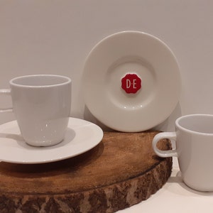 Douwe Egberts, lot de deux tasses, ou lot de deux tasses blanches avec soucoupe, avec la marque rouge sceau de Douwe Egberts image 3