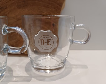 Douwe Egberts, set van drie glazen koffiemokjes, koffiebekers, met in reliëf het merk(zegel) van Douwe Egberts van gesatineerd glas