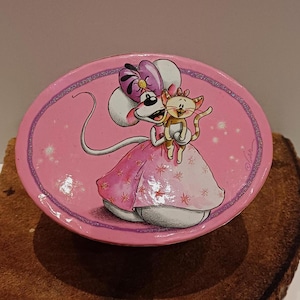 Diddlina, pequeña caja de cartón ovalada rosa con imagen de Diddlina llevando un gatito en brazos, joyero, pieza de colección