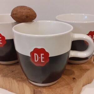 Douwe Egberts Holland, losse mok of set van twee of drie cappuccinomokken, zwart gedeelte geschikt voor krijtschrift, rood zegel DE afbeelding 5