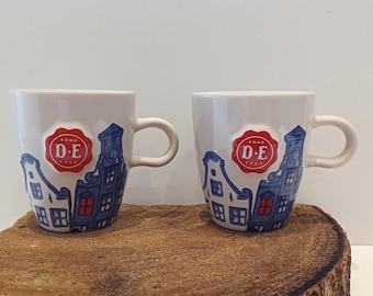 Douwe Egberts, los mokje of set van twee of drie mokjes, afbeeldingen van grachtenhuizen, reliëf het merk(zegel) van Douwe Egberts