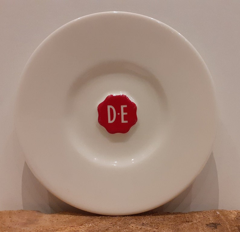 Douwe Egberts, lot de deux tasses, ou lot de deux tasses blanches avec soucoupe, avec la marque rouge sceau de Douwe Egberts image 5