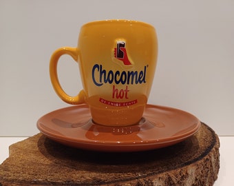 Chocomel, mokje, met én zonder schotel, van het Nederlandse chocolademelkmerk Chocomel, met in reliëf! het overbekende logo